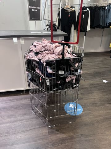 672878-17 Shop fittings, clothes hangers etc. "everything in the shop"