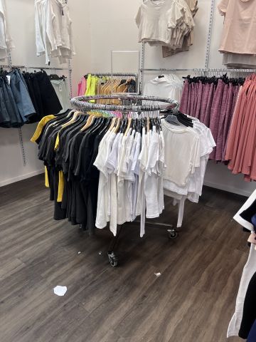 672878-18 Shop fittings, clothes hangers etc. "everything in the shop"