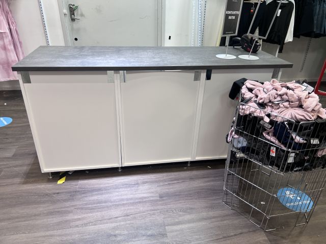 672878-19 Shop fittings, clothes hangers etc. "everything in the shop"