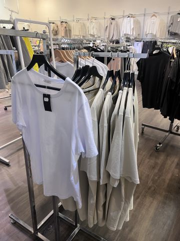 672878-7 Shop fittings, clothes hangers etc. "everything in the shop"