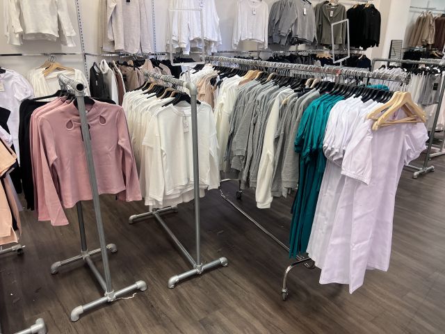 672878-8 Shop fittings, clothes hangers etc. "everything in the shop"