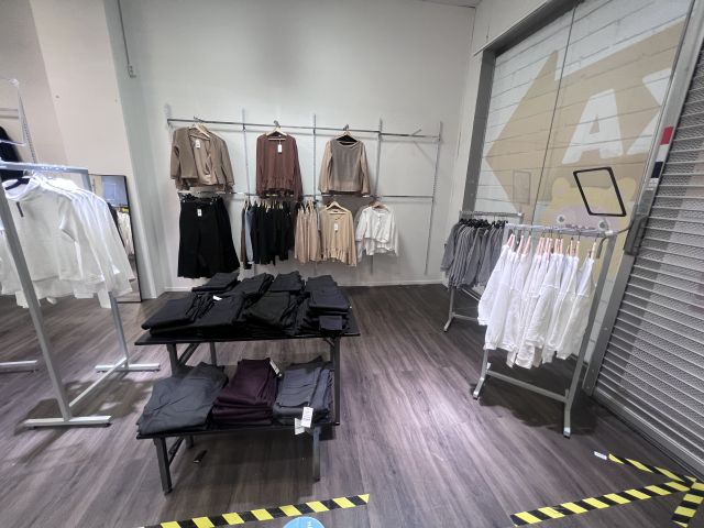 672878-13 Shop fittings, clothes hangers etc. "everything in the shop"