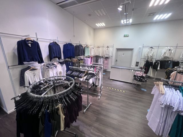 672878-16 Shop fittings, clothes hangers etc. "everything in the shop"