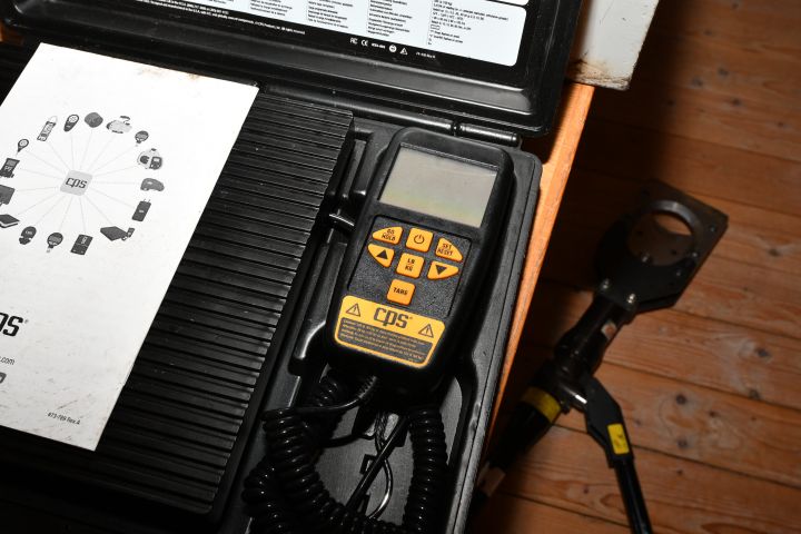 905748-2 CC220EW is a battery-powered, precision charging scale