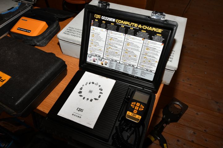 905748-1 CC220EW is a battery-powered, precision charging scale