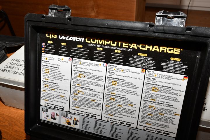 905748-3 CC220EW is a battery-powered, precision charging scale