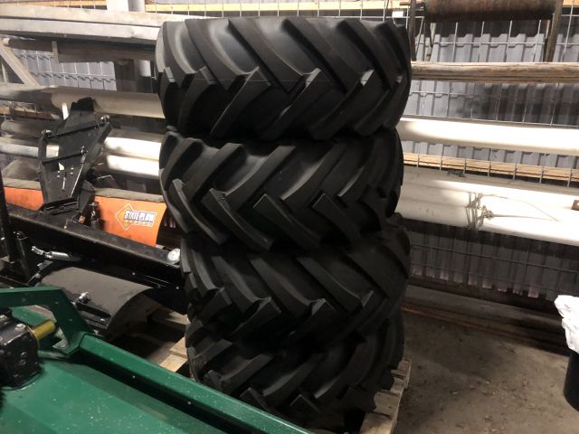 906201-1 4st Entreprenaddäck BKT 400/70-20