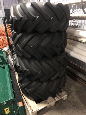 906201-2 4st Entreprenaddäck BKT 400/70-20