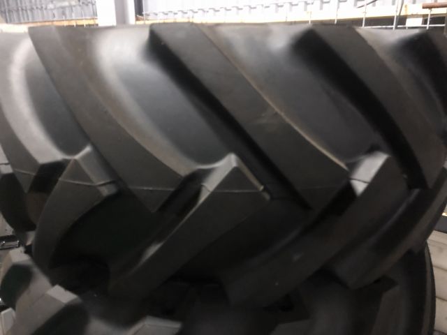 906201-3 4st Entreprenaddäck BKT 400/70-20