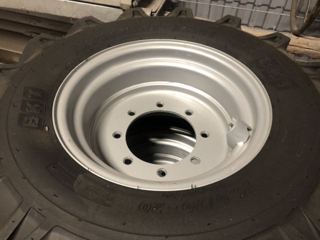 906201-4 4st Entreprenaddäck BKT 400/70-20