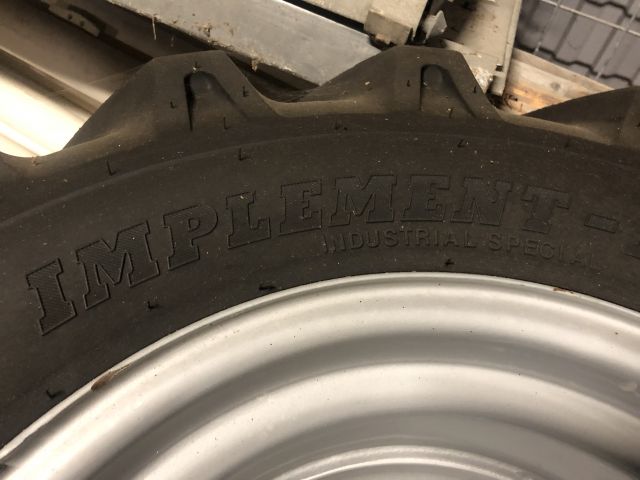 906201-5 4st Entreprenaddäck BKT 400/70-20