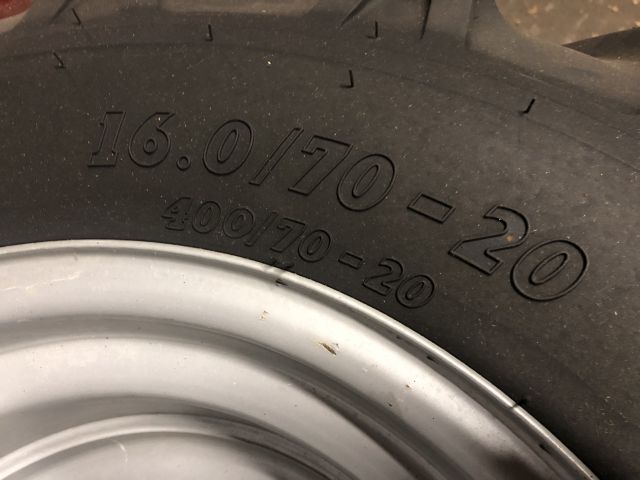 906201-7 4st Entreprenaddäck BKT 400/70-20