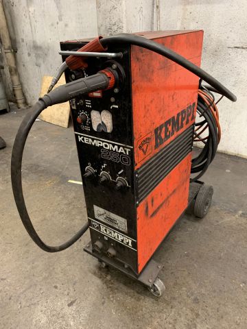 810272-2 MIG welder Kemppi Kempomat 250