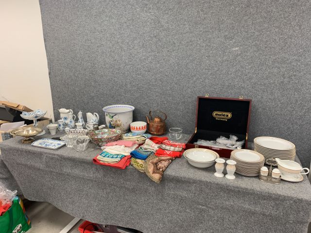 902339-1 Crockery, tablecloths, cutlery