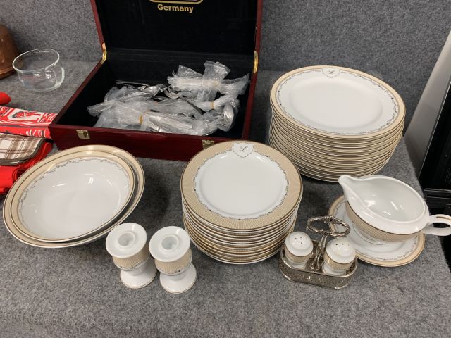 902339-2 Crockery, tablecloths, cutlery