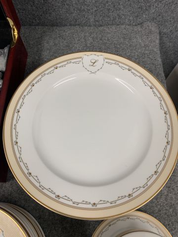 902339-3 Crockery, tablecloths, cutlery