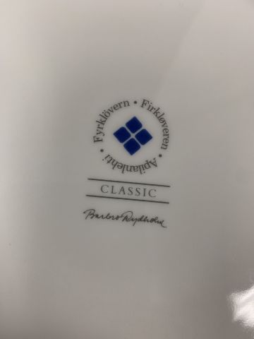 902339-4 Crockery, tablecloths, cutlery