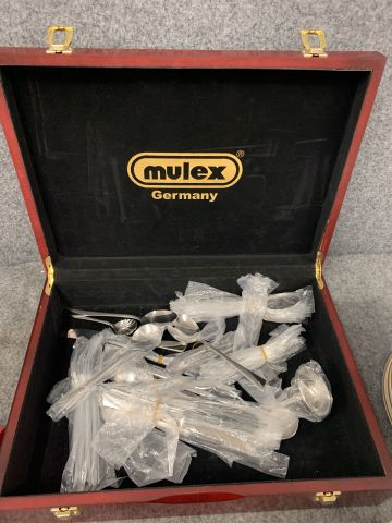 902339-5 Crockery, tablecloths, cutlery