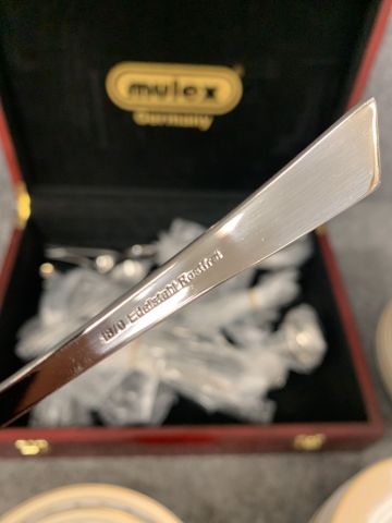 902339-6 Crockery, tablecloths, cutlery