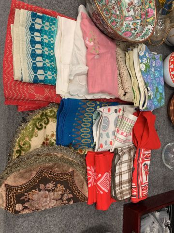 902339-7 Crockery, tablecloths, cutlery