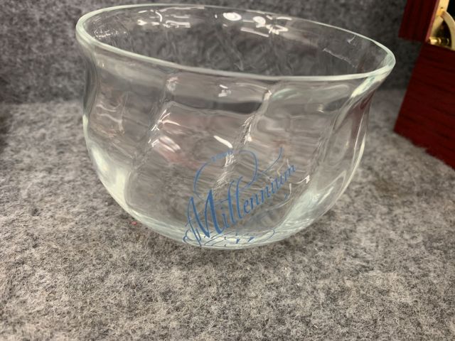 902339-8 Crockery, tablecloths, cutlery