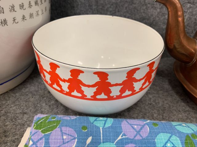 902339-10 Crockery, tablecloths, cutlery