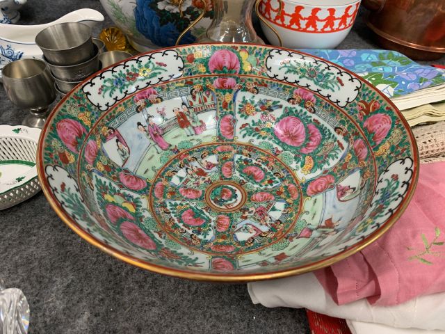 902339-11 Crockery, tablecloths, cutlery