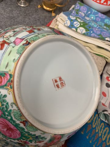 902339-12 Crockery, tablecloths, cutlery