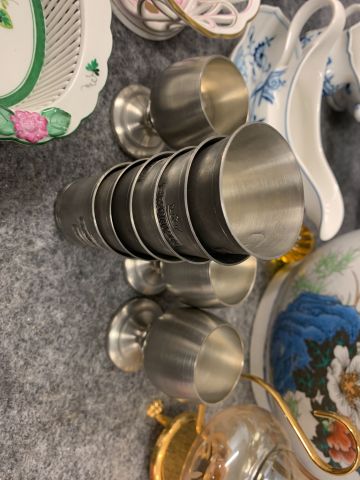 902339-13 Crockery, tablecloths, cutlery