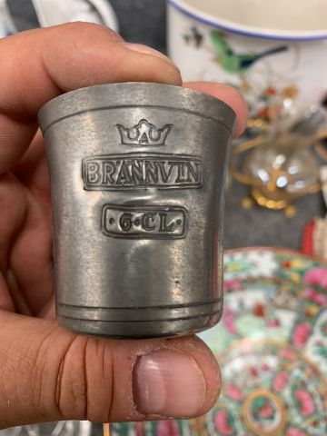 902339-15 Crockery, tablecloths, cutlery