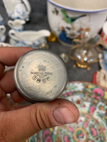 902339-16 Crockery, tablecloths, cutlery