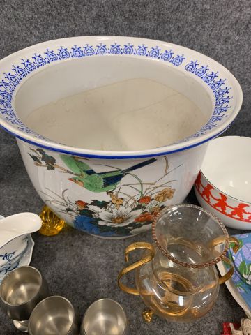 902339-17 Crockery, tablecloths, cutlery