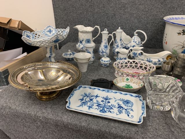 902339-18 Crockery, tablecloths, cutlery