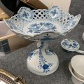 902339-19 Crockery, tablecloths, cutlery
