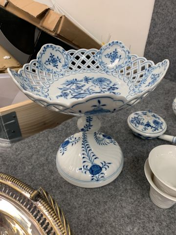 902339-19 Crockery, tablecloths, cutlery