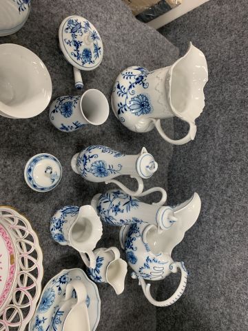 902339-20 Crockery, tablecloths, cutlery