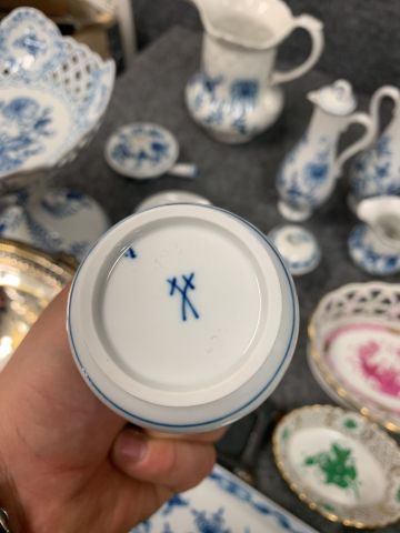 902339-21 Crockery, tablecloths, cutlery