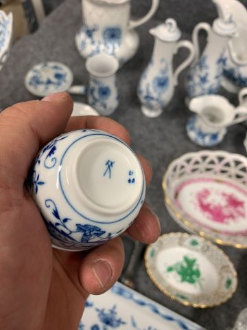 902339-22 Crockery, tablecloths, cutlery