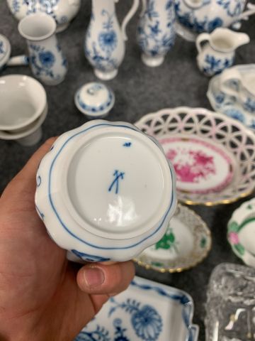 902339-23 Crockery, tablecloths, cutlery