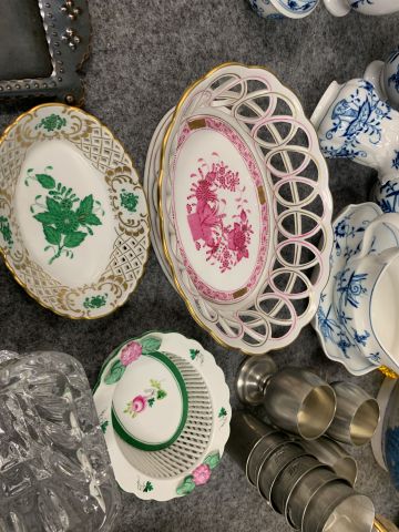 902339-24 Crockery, tablecloths, cutlery