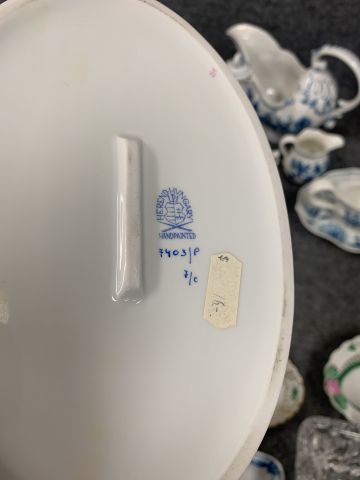 902339-25 Crockery, tablecloths, cutlery