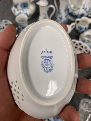 902339-26 Crockery, tablecloths, cutlery