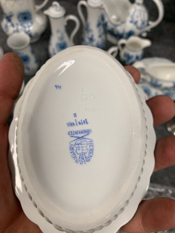 902339-27 Crockery, tablecloths, cutlery