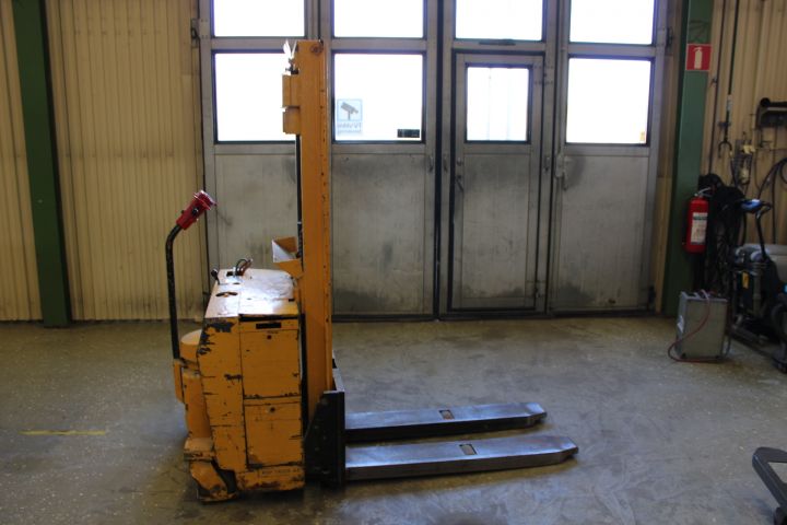 901755-4 Joint stacker Jungheinrich model Ejc12.5 G year model 1971