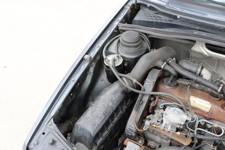 704111-18 Volkswagen Jetta 4-door - 1990