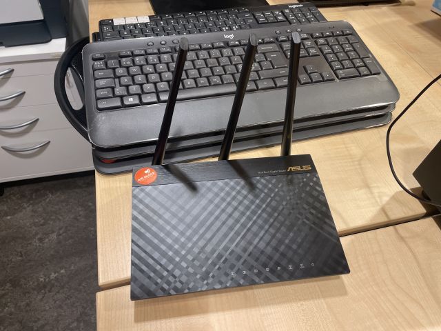 828959-2 Mixed electronics Monitors, Routers, Keyboards, Projectors etc.