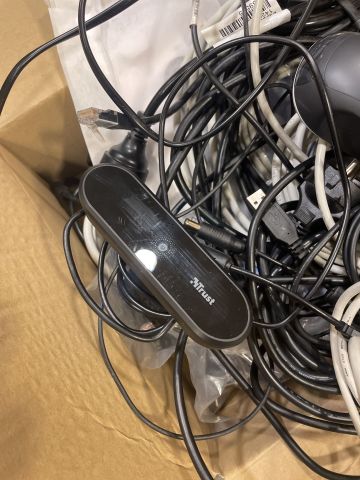 828959-21 Mixed electronics Monitors, Routers, Keyboards, Projectors etc.