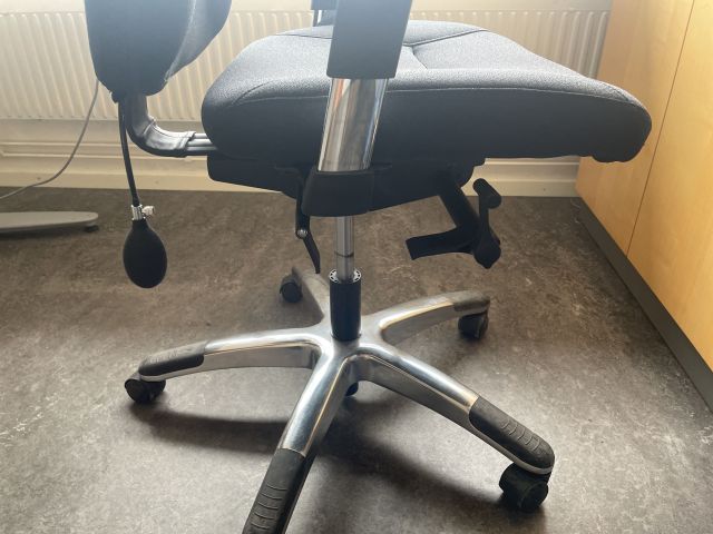 828965-9 Electric desk with office chair and furniture