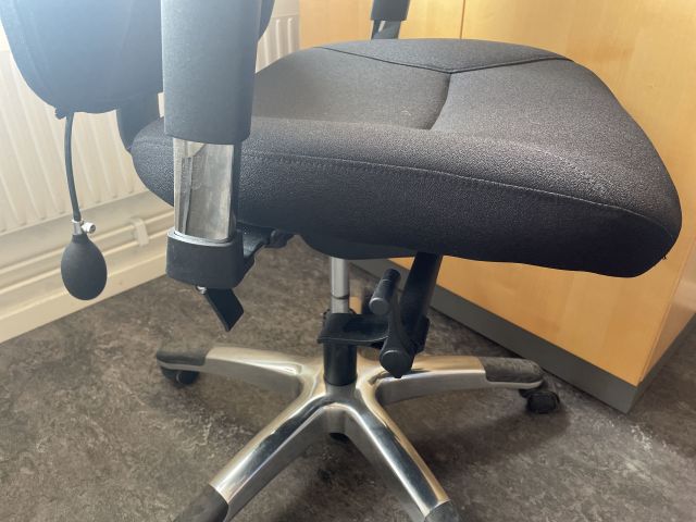 828965-12 Electric desk with office chair and furniture