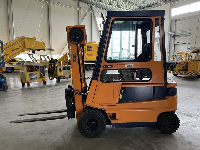 828983-2 Electric truck Toyota HBM 25 with charger